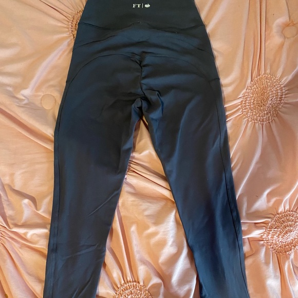 For the peach leggings, good condition only worn 3 times - Picture 5 of 5